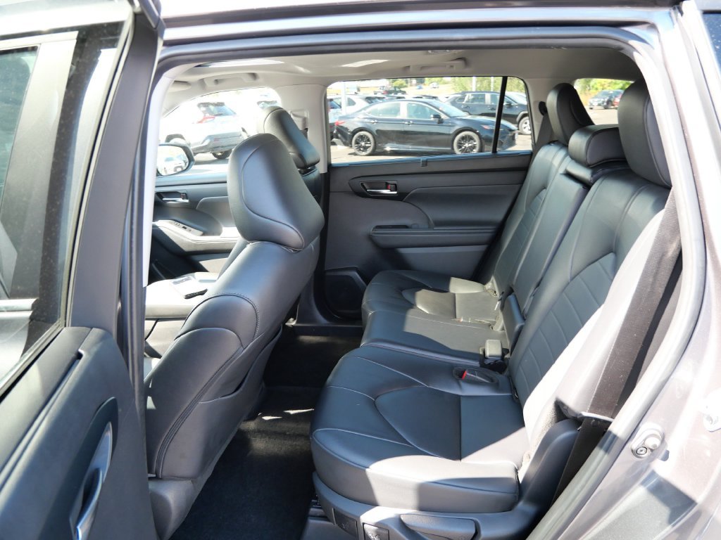 Used 2024 Toyota Highlander XLE AWD/4WD image 11