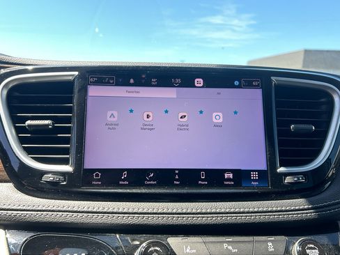 Used 2023 Chrysler Pacifica Limited w/ Uconnect Theater Family Group FWD image 25