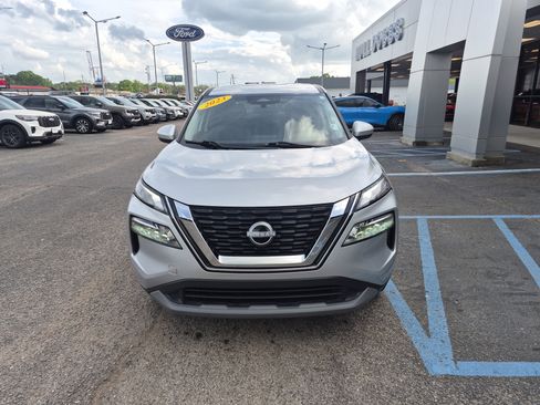 Used 2023 Nissan Rogue SV image 3