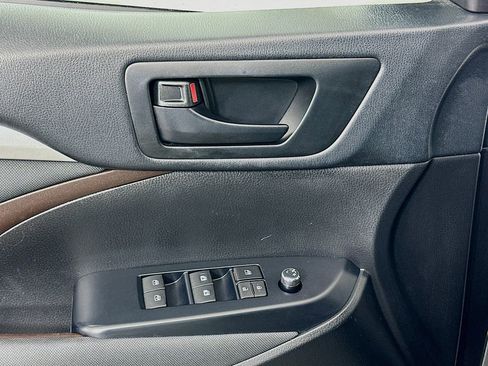 Used 2019 Toyota Highlander LE image 17