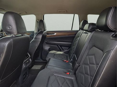 Used 2024 Volkswagen Atlas SE FWD image 11