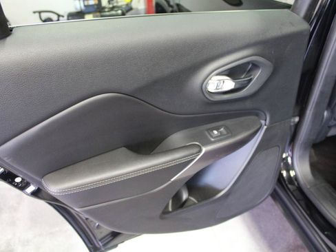 Used 2019 Jeep Cherokee Limited AWD/4WD image 24