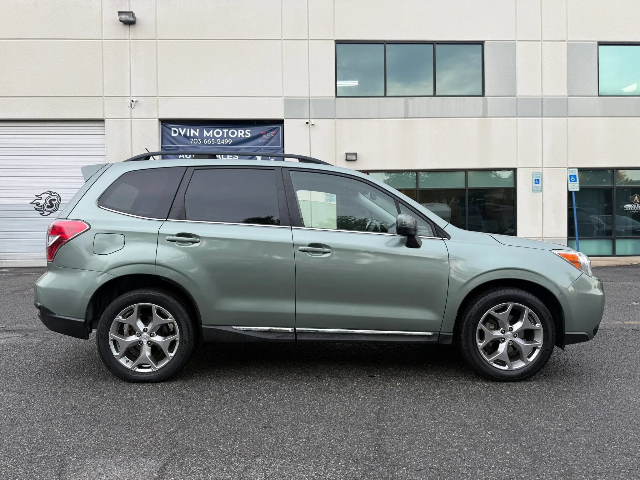 Used 2015 Subaru Forester 2.5i Touring w/ Eyesight & Navigation System AWD/4WD image 3