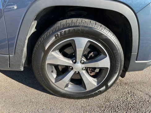 Used 2019 Jeep Cherokee Limited AWD/4WD image 10
