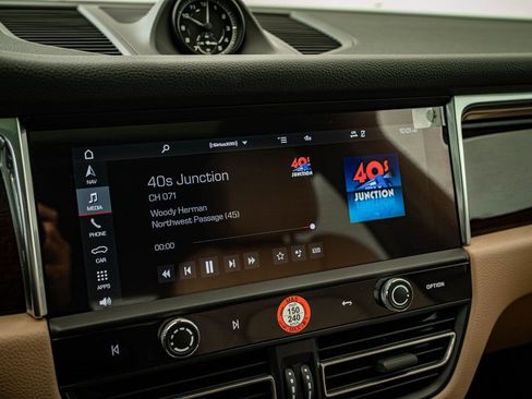 Certified 2025 Porsche Macan AWD/4WD image 39