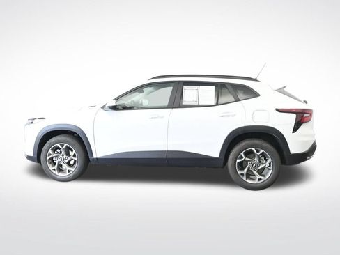Used 2025 Chevrolet Trax LT w/ LT Convenience Package FWD image 9