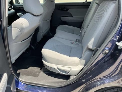 Used 2022 Toyota Highlander LE AWD/4WD image 22