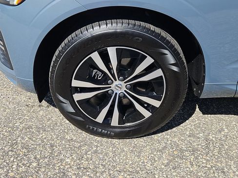 Used 2023 Volvo XC60 B5 Core image 7