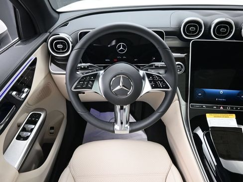 Used 2025 Mercedes-Benz GLC 300 4MATIC image 21