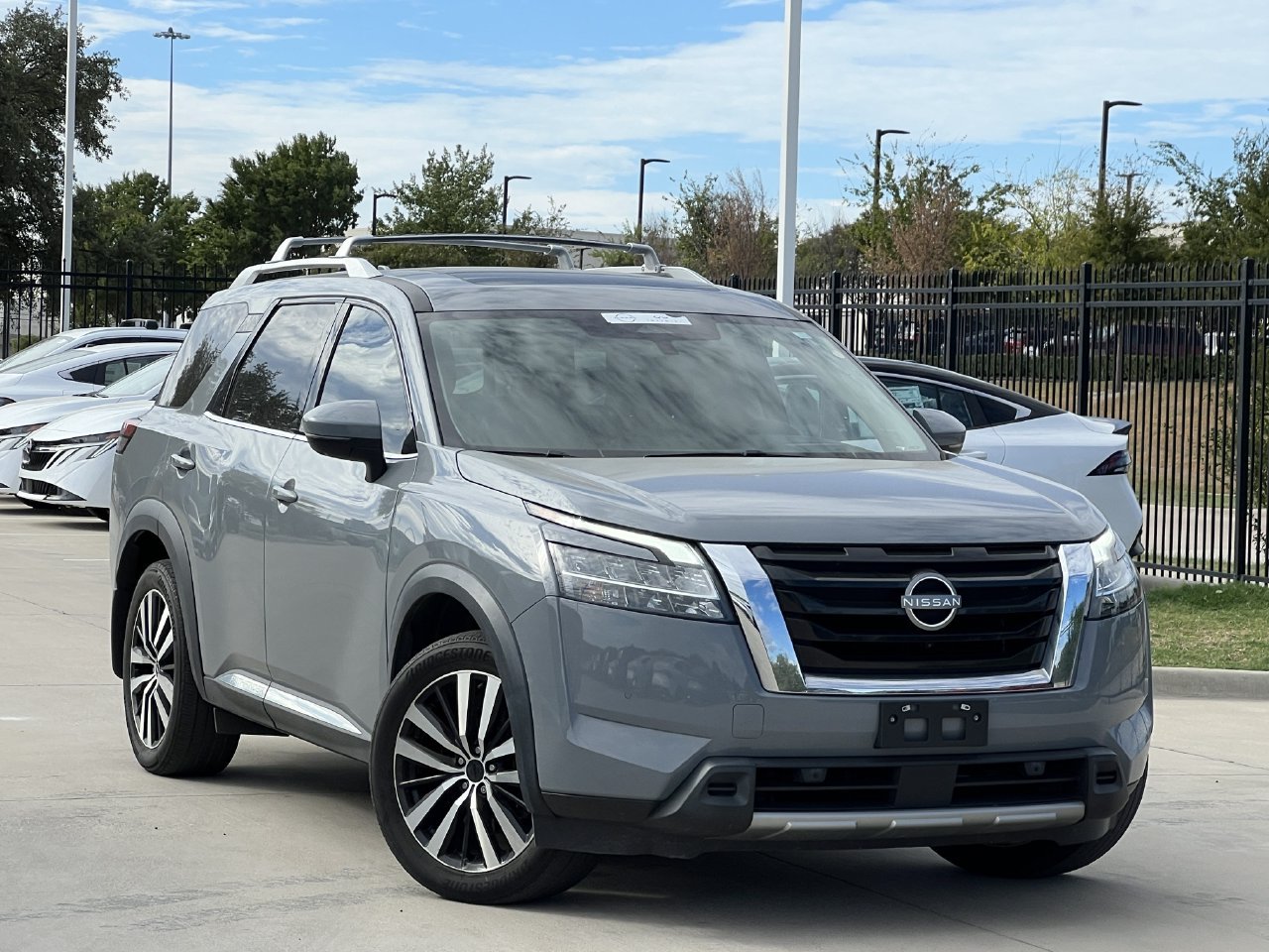 Used 2024 Nissan Pathfinder Platinum FWD image 2