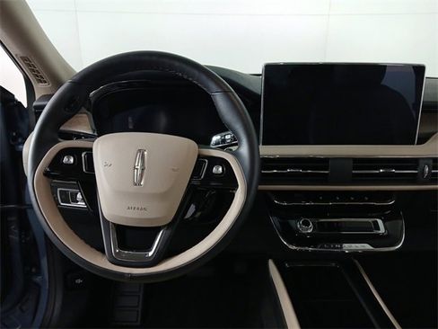 Used 2025 Lincoln Corsair Reserve image 9