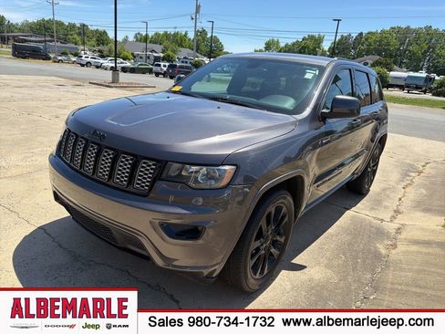 Used 2018 Jeep Grand Cherokee Altitude RWD image 1