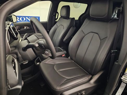 New 2026 Chrysler Pacifica Select image 13