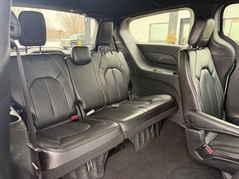 Used 2023 Chrysler Pacifica Touring-L w/ S Appearance Package AWD/4WD image 28