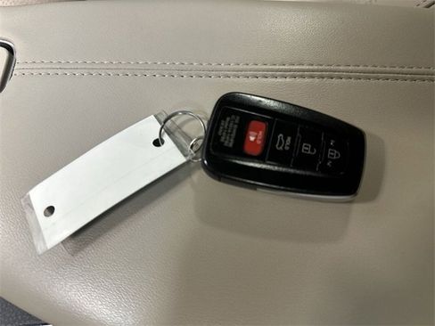 Used 2019 Toyota Avalon Limited image 35