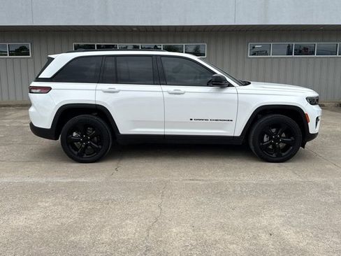 Used 2023 Jeep Grand Cherokee Altitude AWD/4WD image 2