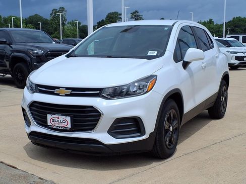 Used 2022 Chevrolet Trax LS w/ Tint and Cruise Package FWD image 3