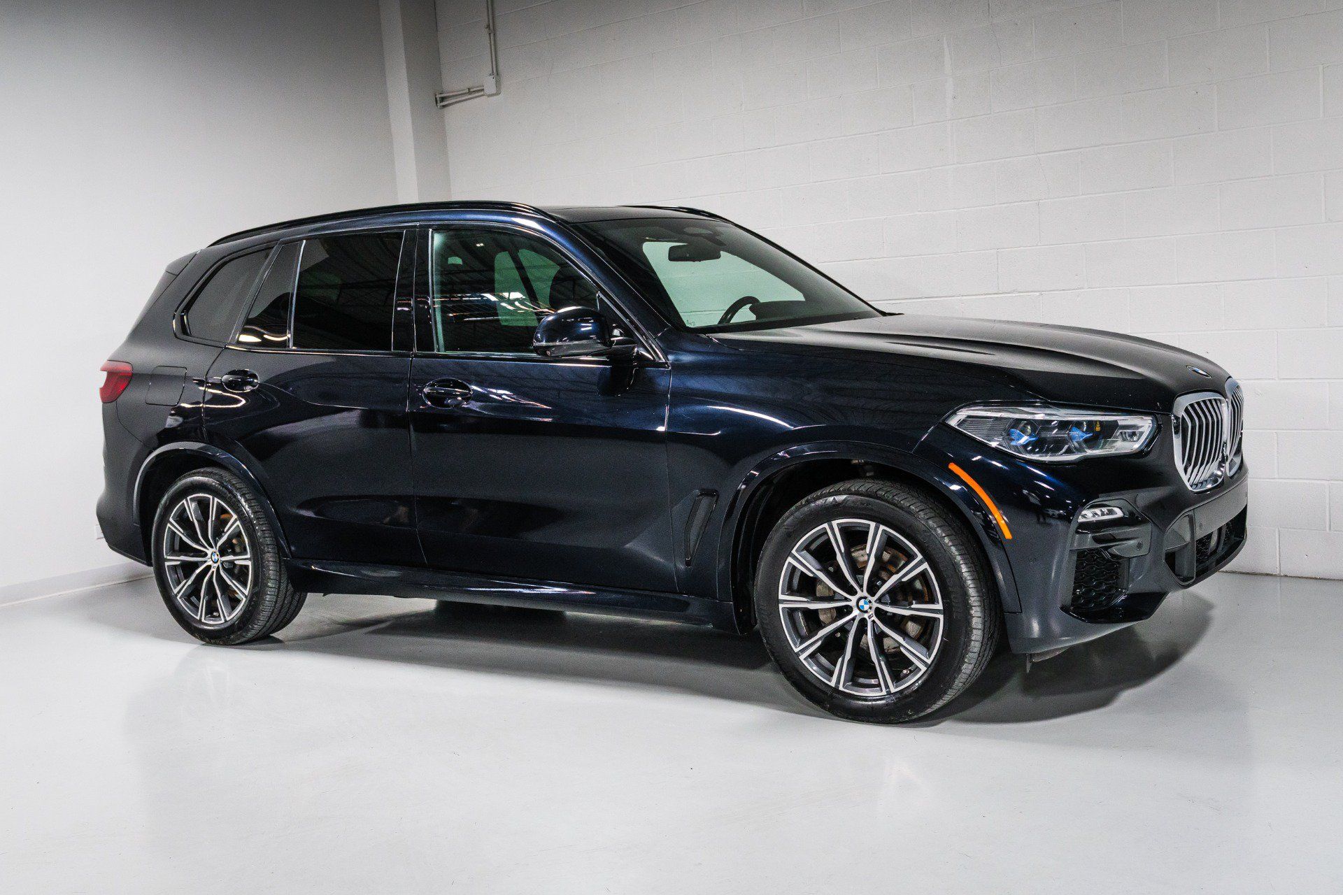 Used 2019 BMW X5 xDrive40i w/ M Sport Package AWD/4WD image 1