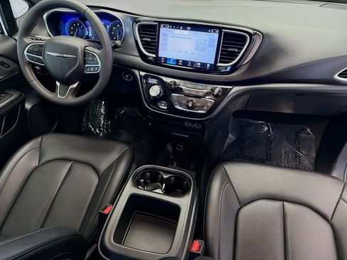 Used 2025 Chrysler Pacifica Select image 12