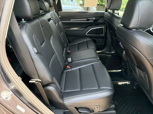Used 2025 Kia Telluride LX FWD image 15