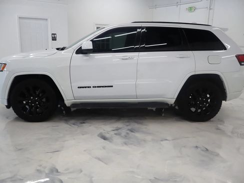 Used 2017 Jeep Grand Cherokee Altitude AWD/4WD image 5
