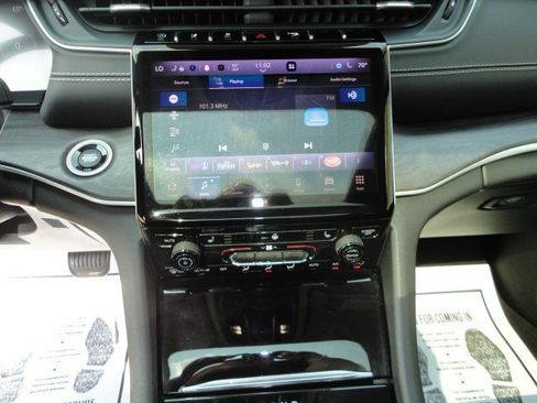 Used 2022 Jeep Grand Cherokee Limited image 6