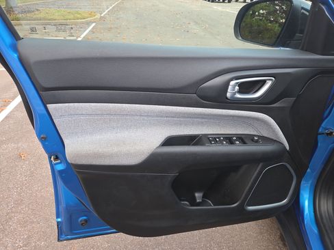 Certified 2024 Jeep Compass Latitude image 11