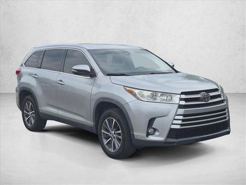 Used 2019 Toyota Highlander XLE FWD image 3