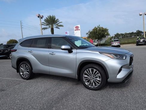 Certified 2024 Toyota Highlander Platinum FWD image 2