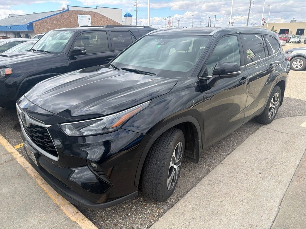 Used 2023 Toyota Highlander XLE AWD/4WD image 3