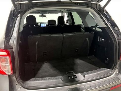Used 2022 Ford Explorer XLT w/ XLT Sport Appearance Package image 40