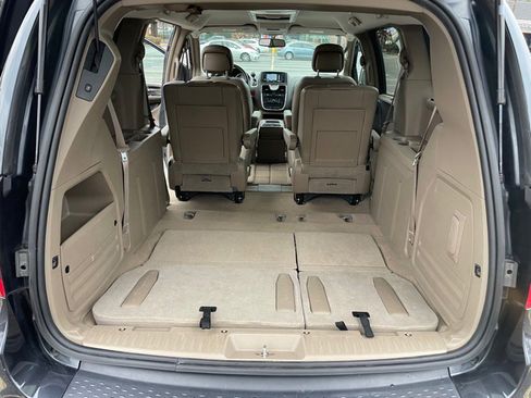 Used 2014 Chrysler Town & Country Touring image 16