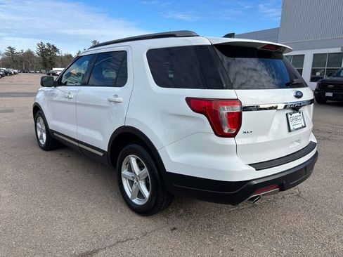 Used 2018 Ford Explorer XLT image 5