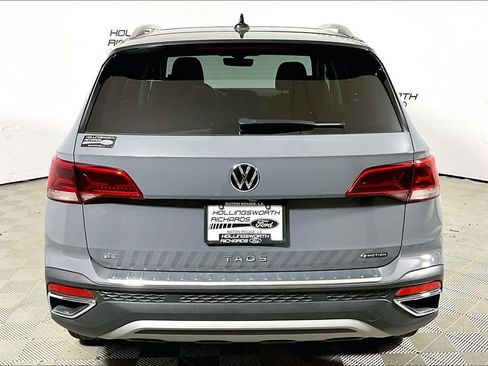 Used 2024 Volkswagen Taos SE w/ Panoramic Sunroof Package AWD/4WD image 4