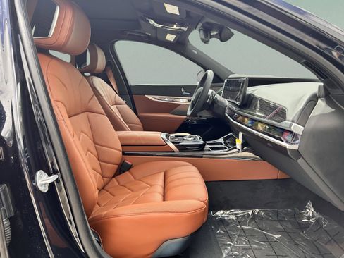 Used 2025 BMW 740i w/ Premium Package image 31