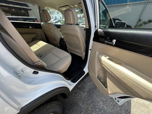 Used 2012 Kia Sorento FWD w/ Third Row Pkg image 8