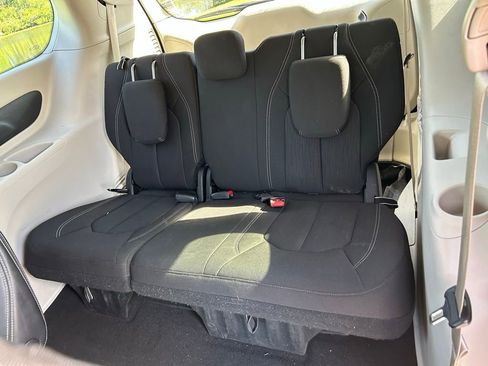 Used 2023 Chrysler Voyager LX FWD image 13