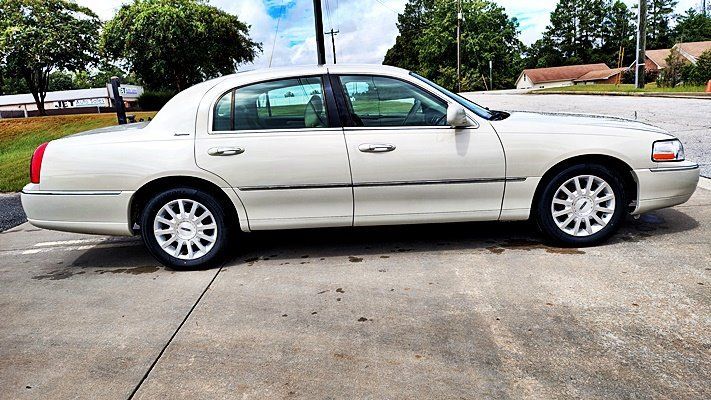 Used 2006 Lincoln Town Car Signature RWD image 10