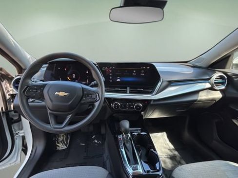 Used 2025 Chevrolet Trax LT FWD image 17