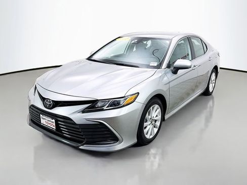 Used 2022 Toyota Camry LE image 3