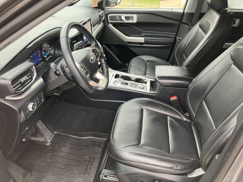 Used 2021 Ford Explorer XLT w/ Equipment Group 202A AWD/4WD image 13
