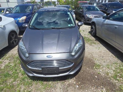 Used 2014 Ford Fiesta SE FWD image 2