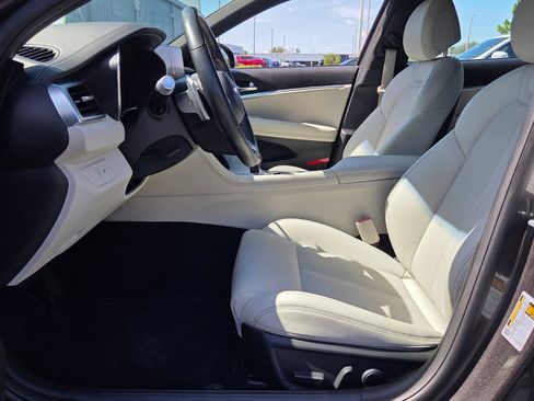 Used 2025 Genesis G70 2.5T RWD image 10