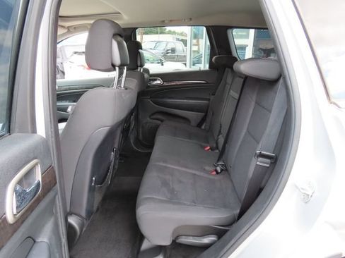 Used 2012 Jeep Grand Cherokee Laredo w/ Laredo E Group AWD/4WD image 12