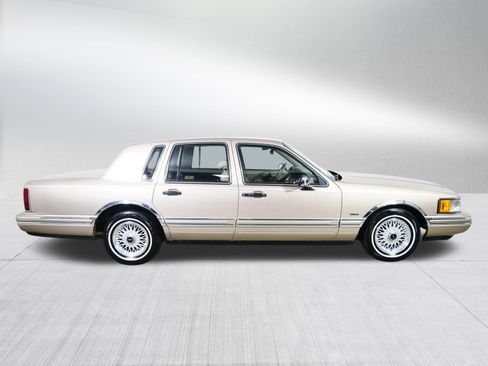Used 1993 Lincoln Town Car Signature RWD image 8