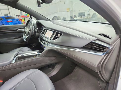 Used 2024 Buick Enclave Premium image 40