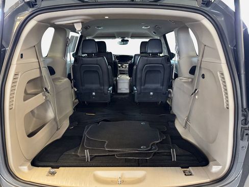 Used 2022 Chrysler Pacifica Touring-L FWD image 25