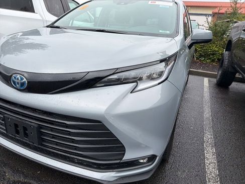 Certified 2025 Toyota Sienna XLE Woodland Edition image 12
