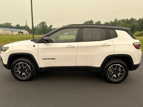 Used 2025 Jeep Compass Trailhawk AWD/4WD image 2