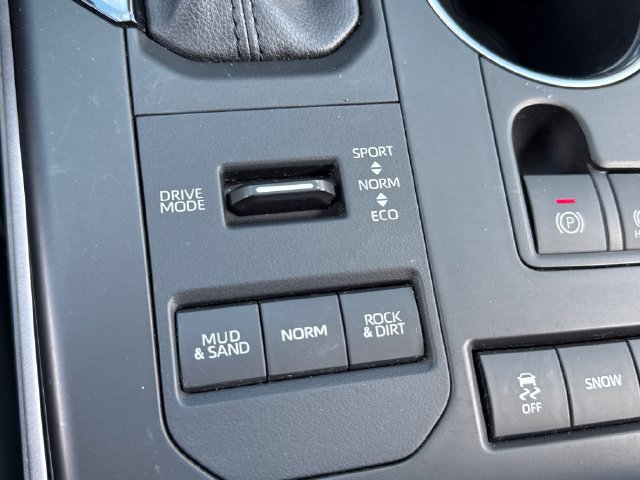 Used 2021 Toyota Highlander XLE AWD/4WD image 40